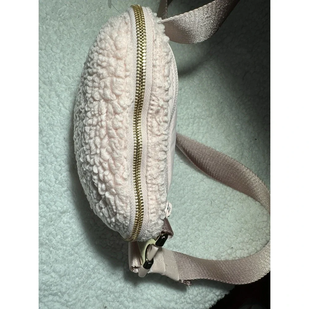 Lululemon Everywhere Belt Bag Fleece One Size 1L‎ Pink Mist Gold Hardware